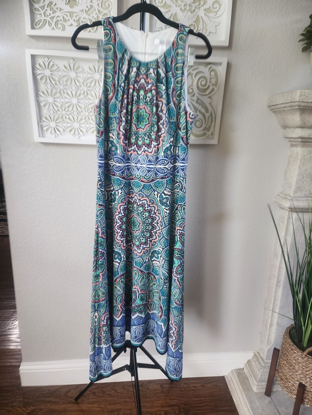 London Times Paisley, Sleeveless Dress With Handkerchief Hem